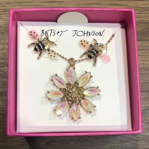 NWT Betsey Johnson Daisy Necklace and Earrings Set